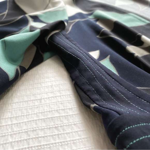 BCBGMAXAZRIA NAVY TURQUOISE FLORAL SURPLICE HALF SLEEVE KNEE LENGTH DRESS - XS - Picture 8 of 12